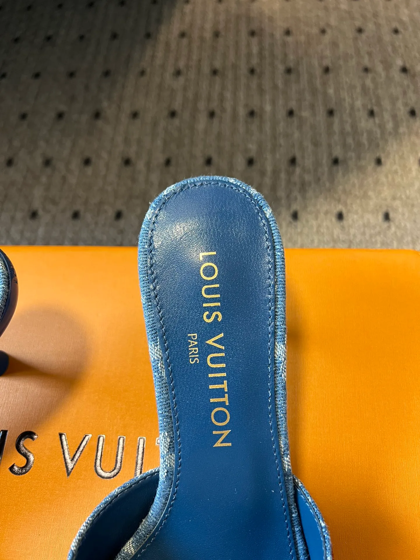 👟👟Ex-factory price 480👟👟 * 25ss spring and summer new style black and white three-color cat-heeled flat sandals. It is difficult not to doubt whether it borrowed from the Tang Dynasty's Tang Sancai as a basis and innovated it into the classic LV logo. It used color and the large area of ​​the upper as a contrast to create a white or black three-color element style on the upper, creating another classic style! Super greasy on feet! Indescribable fashion! It’s easy to match every day, and it’s very relevant to the changes and development of the times! Kitten heels are super easy to wear and give your feet a full summer vibe! Material: Original customized fabric Lining: Cow lining Outsole: Genuine leather outsole imported from Italy Shoe size: 35-41 (40.41 customized non-returnable